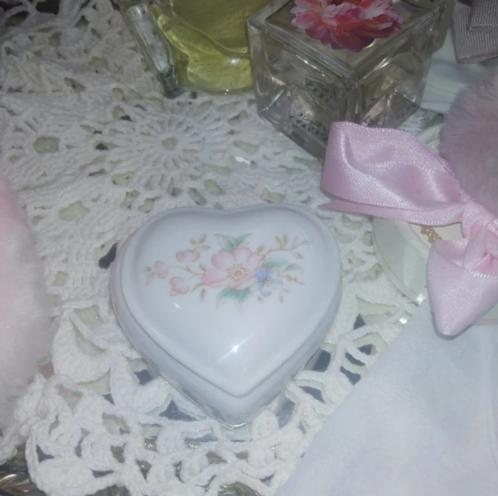 Vintage cottagecore trinket box - Picture 4 of 5